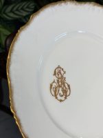 Porcelāna Šķīvji ar Zelta Krāsas Iniciāļiem un Maliņu (4222) - Image 10