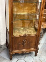 Riekstkoka Vitrīna ar Fasētiem Stikliem un Zelta krāsas Velūru — Neorokoko, Francija, 19.gs. (19th Century Walnut Vitrine with Beveled Glass and Golden Velour) (4960) - Image 6