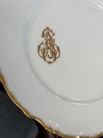 Porcelāna Šķīvji ar Zelta Krāsas Iniciāļiem un Maliņu (4222) - Image 11