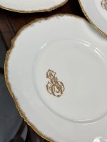 Porcelāna Šķīvji ar Zelta Krāsas Iniciāļiem un Maliņu (4222) - Image 12