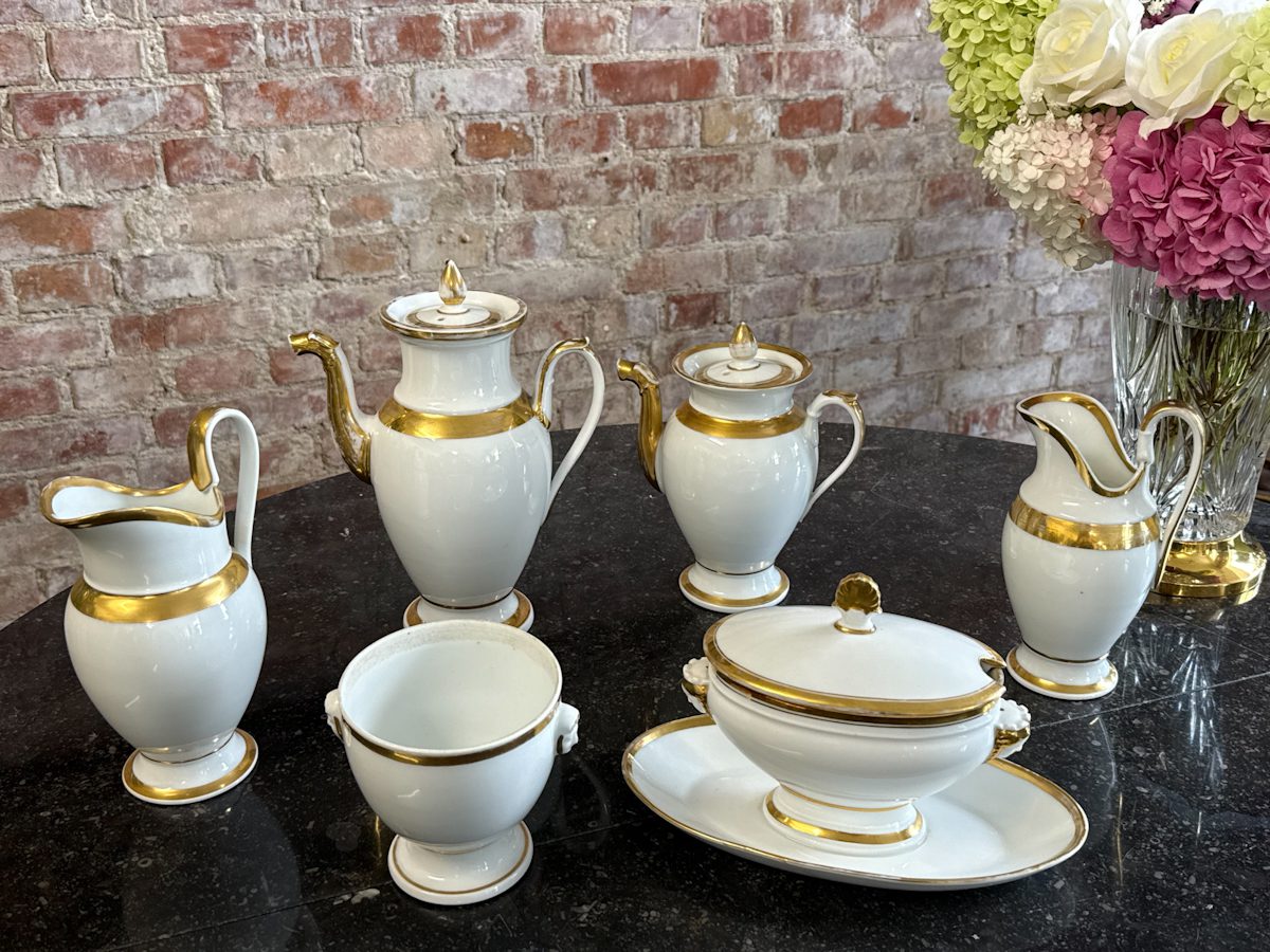 6 priekšmetu porcelāna komplekts ar zelta krāsas detalizāciju, 2 kafijas/tējas kannas, 2gab piena krūzes, mērces trauks un neliels trauciņš (7218) - Image 1