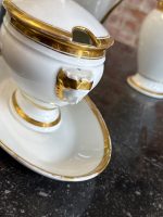6 priekšmetu porcelāna komplekts ar zelta krāsas detalizāciju, 2 kafijas/tējas kannas, 2gab piena krūzes, mērces trauks un neliels trauciņš (7218) - Image 13