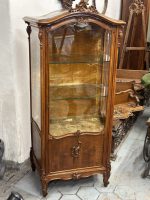 Riekstkoka Vitrīna ar Fasētiem Stikliem un Zelta krāsas Velūru — Neorokoko, Francija, 19.gs. (19th Century Walnut Vitrine with Beveled Glass and Golden Velour) (4960) - Image 3