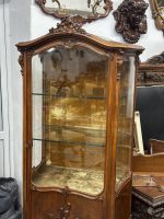 Riekstkoka Vitrīna ar Fasētiem Stikliem un Zelta krāsas Velūru — Neorokoko, Francija, 19.gs. (19th Century Walnut Vitrine with Beveled Glass and Golden Velour) (4960) - Image 18