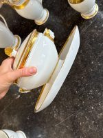 6 priekšmetu porcelāna komplekts ar zelta krāsas detalizāciju, 2 kafijas/tējas kannas, 2gab piena krūzes, mērces trauks un neliels trauciņš (7218) - Image 14