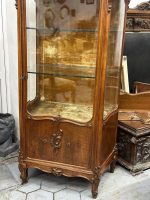 Riekstkoka Vitrīna ar Fasētiem Stikliem un Zelta krāsas Velūru — Neorokoko, Francija, 19.gs. (19th Century Walnut Vitrine with Beveled Glass and Golden Velour) (4960) - Image 17
