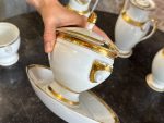 6 priekšmetu porcelāna komplekts ar zelta krāsas detalizāciju, 2 kafijas/tējas kannas, 2gab piena krūzes, mērces trauks un neliels trauciņš (7218) - Image 10