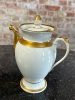 6 priekšmetu porcelāna komplekts ar zelta krāsas detalizāciju, 2 kafijas/tējas kannas, 2gab piena krūzes, mērces trauks un neliels trauciņš (7218) - Image 8