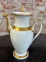 6 priekšmetu porcelāna komplekts ar zelta krāsas detalizāciju, 2 kafijas/tējas kannas, 2gab piena krūzes, mērces trauks un neliels trauciņš (7218) - Image 6