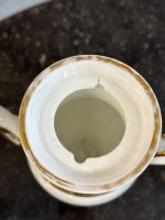 6 priekšmetu porcelāna komplekts ar zelta krāsas detalizāciju, 2 kafijas/tējas kannas, 2gab piena krūzes, mērces trauks un neliels trauciņš (7218) - Image 18