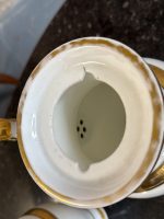 6 priekšmetu porcelāna komplekts ar zelta krāsas detalizāciju, 2 kafijas/tējas kannas, 2gab piena krūzes, mērces trauks un neliels trauciņš (7218) - Image 17