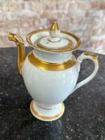 6 priekšmetu porcelāna komplekts ar zelta krāsas detalizāciju, 2 kafijas/tējas kannas, 2gab piena krūzes, mērces trauks un neliels trauciņš (7218) - Image 9