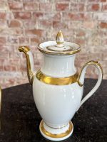 6 priekšmetu porcelāna komplekts ar zelta krāsas detalizāciju, 2 kafijas/tējas kannas, 2gab piena krūzes, mērces trauks un neliels trauciņš (7218) - Image 7