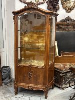 Riekstkoka Vitrīna ar Fasētiem Stikliem un Zelta krāsas Velūru — Neorokoko, Francija, 19.gs. (19th Century Walnut Vitrine with Beveled Glass and Golden Velour) (4960) - Image 2
