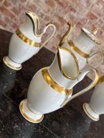 6 priekšmetu porcelāna komplekts ar zelta krāsas detalizāciju, 2 kafijas/tējas kannas, 2gab piena krūzes, mērces trauks un neliels trauciņš (7218) - Image 3
