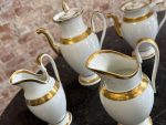 6 priekšmetu porcelāna komplekts ar zelta krāsas detalizāciju, 2 kafijas/tējas kannas, 2gab piena krūzes, mērces trauks un neliels trauciņš (7218) - Image 2