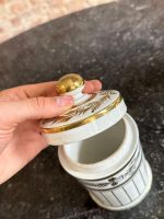 maza izmēra porcelāna trauks ar vāku, balts ar zelta krāsas akcentiem (7241) - Image 8