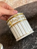 maza izmēra porcelāna trauks ar vāku, balts ar zelta krāsas akcentiem (7241) - Image 7
