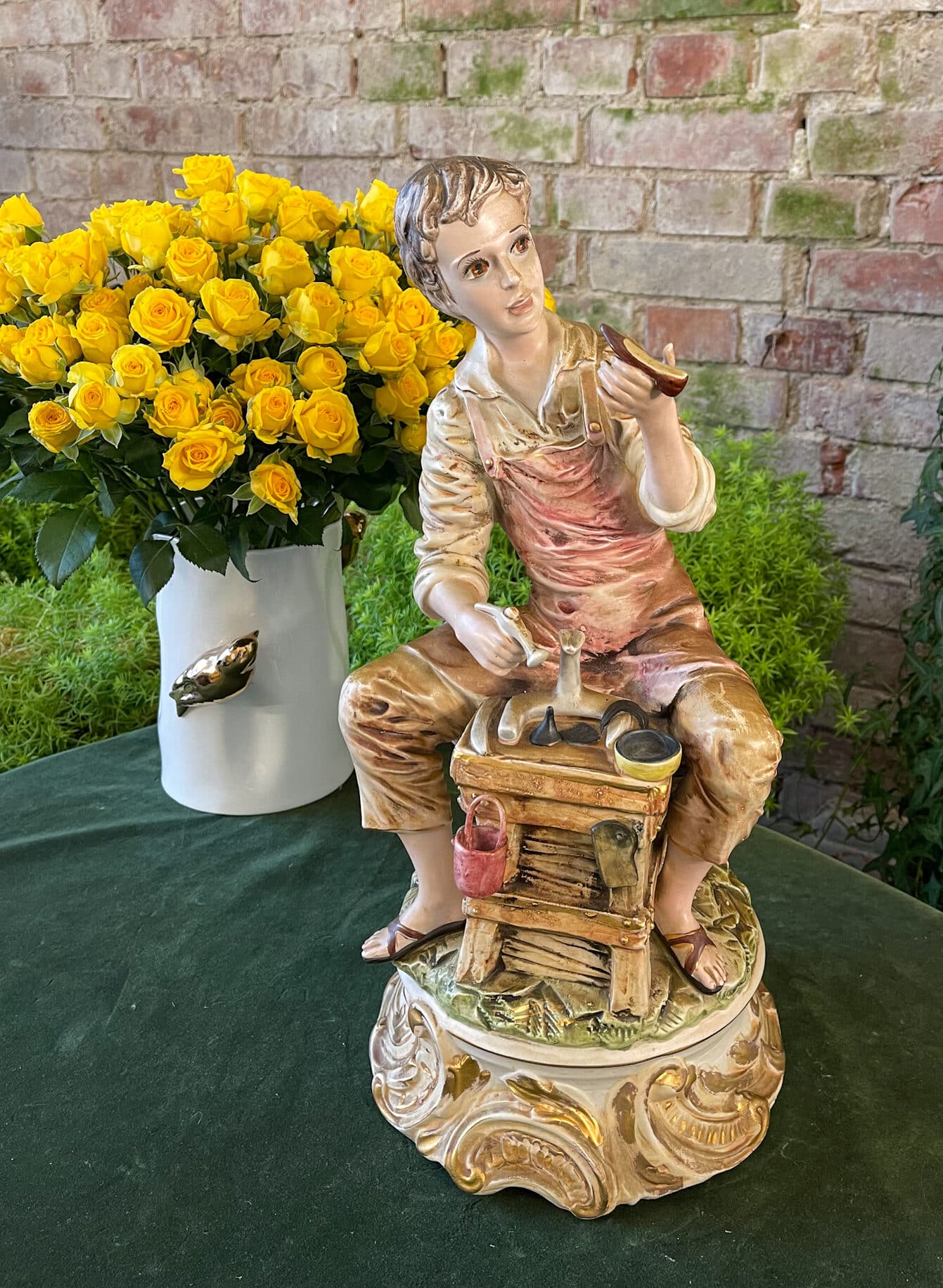 Figur med dreng, tung, mellemstor (2734) Figur med dreng, tung, mellemstor (2734)