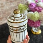 maza izmēra porcelāna trauks ar vāku, balts ar zelta krāsas akcentiem (7241)