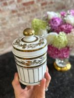 maza izmēra porcelāna trauks ar vāku, balts ar zelta krāsas akcentiem (7241)