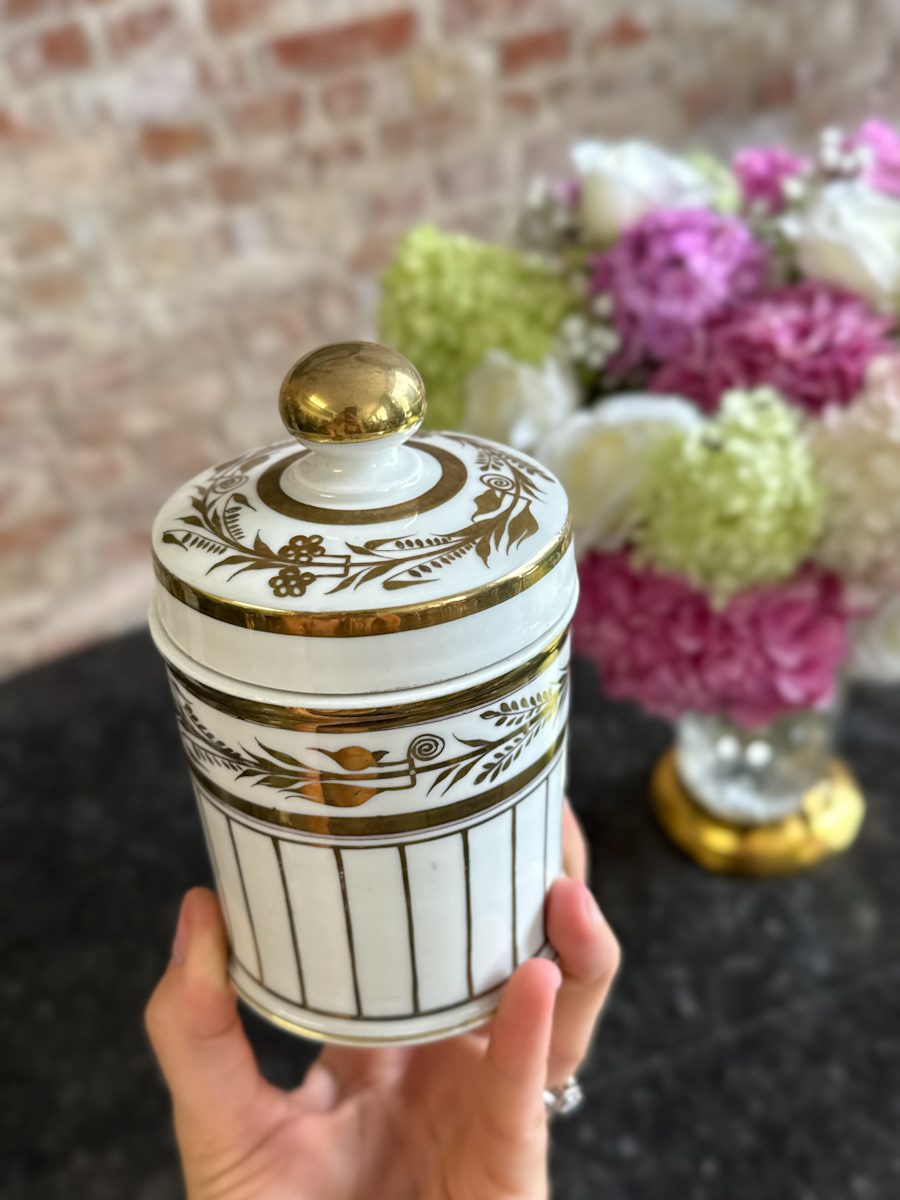 maza izmēra porcelāna trauks ar vāku, balts ar zelta krāsas akcentiem (7241) - Image 1