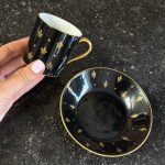 izsmalcināta porcelāna krūzīte un apakštasīte (6885)