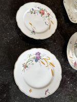 5 priekšmetu fajansa komplekts - 2 kūku šķīvji, 2 mērces Trauku, 1 terīnes trauks ar vāku (7234) - Image 2