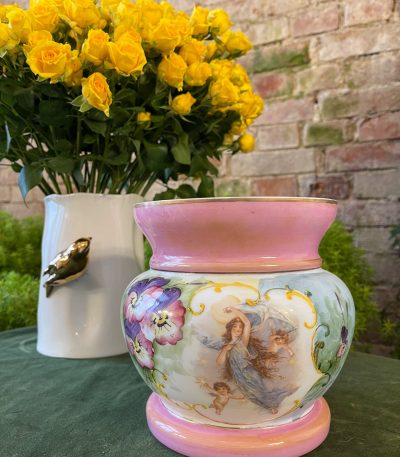Rosa opalglas blomsterkumme med gudinde og putti, Historicisme, Europa