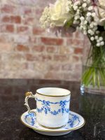 Antīka franču porcelāna tasīte ar apakštasīti — Luija XVI stilā (Antique French Porcelain Cup and Saucer in Louis XVI Style) (6889) - Image 2