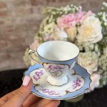 izsmalcināta porcelāna krūzīte un apakštasīte (6890)