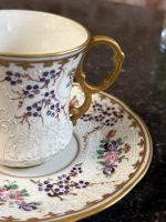 Antīka porcelāna krūzīte ar ģerboni un reljefa dekoru (Antique Armorial Cup & Saucer) (6893) - Image 5
