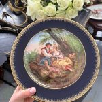 porcelāna šķīvis tumši zilā krāsā, vidēji liela izmēra (6614)