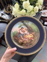 porcelāna šķīvis tumši zilā krāsā, vidēji liela izmēra (6614)