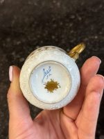 Antīka porcelāna krūzīte ar ģerboni un reljefa dekoru (Antique Armorial Cup & Saucer) (6893) - Image 13