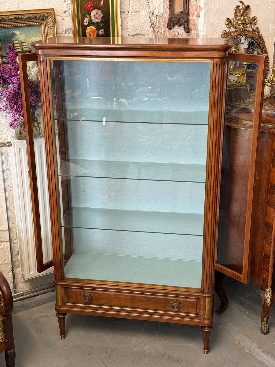 Beautiful Louis XVI style vitrine with unique side-opening doors