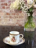 Antīka franču porcelāna tasīte ar apakštasīti — Renesanses stilā (Antique French Porcelain Cup and Saucer in Renaissance Style) (6892) - Image 2