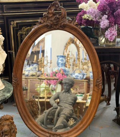 Luksuriøst Louis XV stil ovalt valnøddespejl med tykt facetglas