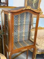 Stikla Vitrīna uz Augstām Kājām ar Bronzas Aplikācijām — Luija XV stils, Parīze, ap 1880.–1910. (Wooden vitrine on high legs with bronze hardware) (5784) - Image 2