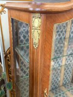 Stikla Vitrīna uz Augstām Kājām ar Bronzas Aplikācijām — Luija XV stils, Parīze, ap 1880.–1910. (Wooden vitrine on high legs with bronze hardware) (5784) - Image 3