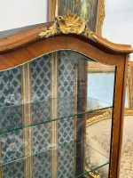 Stikla Vitrīna uz Augstām Kājām ar Bronzas Aplikācijām — Luija XV stils, Parīze, ap 1880.–1910. (Wooden vitrine on high legs with bronze hardware) (5784) - Image 4