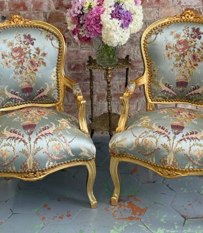 Guldarmstole i Louis XV-stil, komfortable og stabile