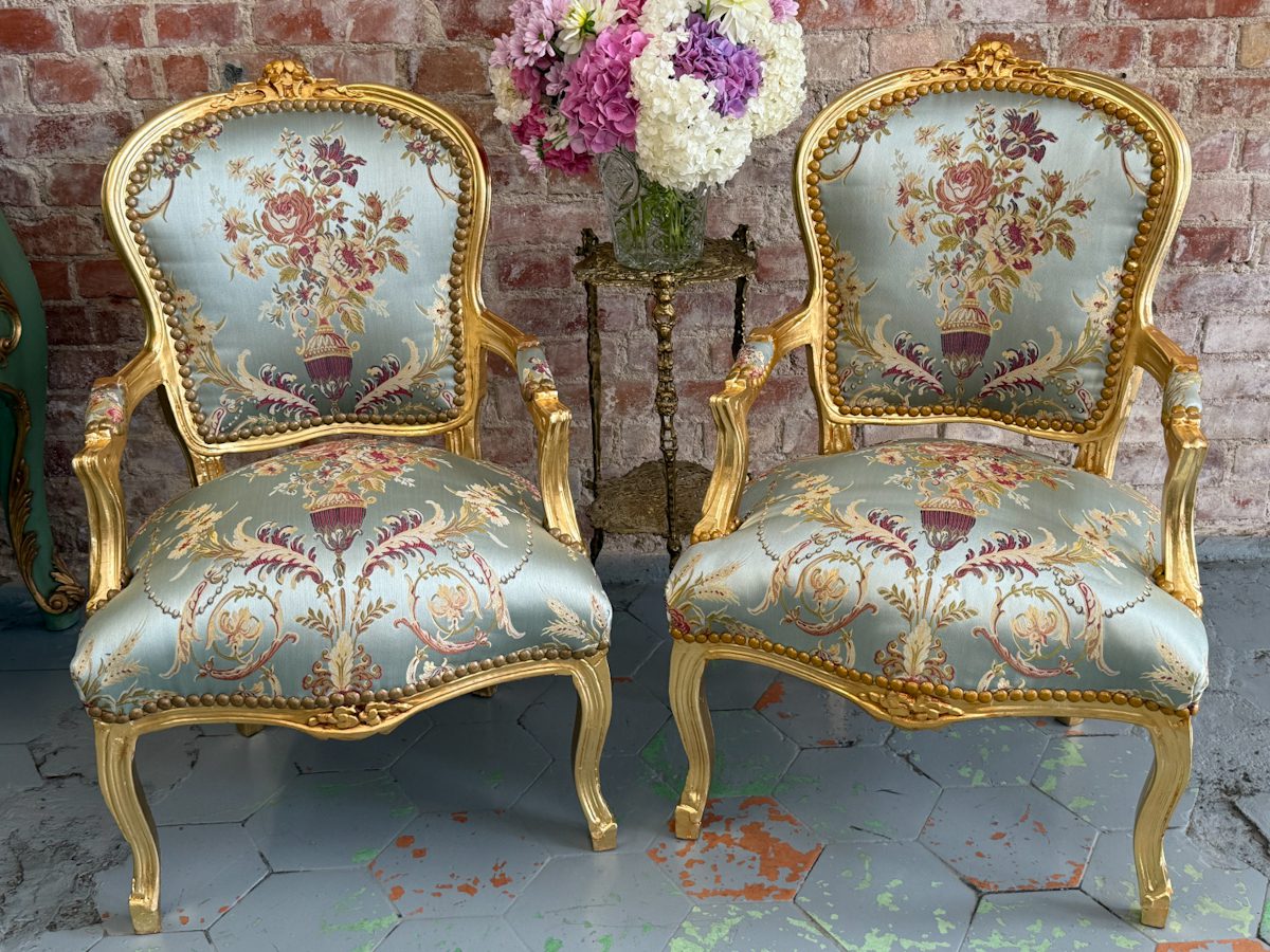 Guldarmstole i Louis XV-stil Guldarmstole i Louis XV-stil, komfortable og stabile