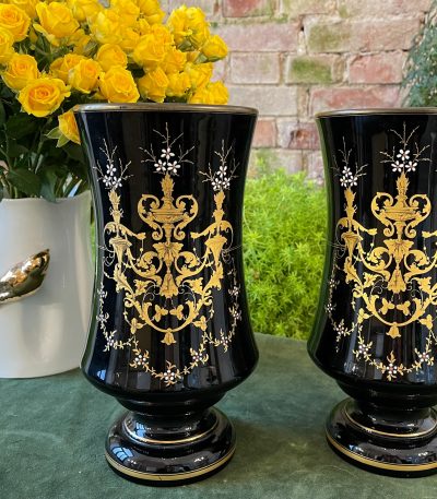 Elegante sorte vaser med gulddetaljer, 2 stk., mellemstore (2748)