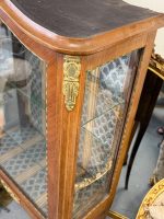 Stikla Vitrīna uz Augstām Kājām ar Bronzas Aplikācijām — Luija XV stils, Parīze, ap 1880.–1910. (Wooden vitrine on high legs with bronze hardware) (5784) - Image 9
