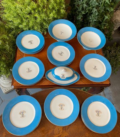 Antik fransk porcelænsæt med blå kant og monogram — V. Etienne
