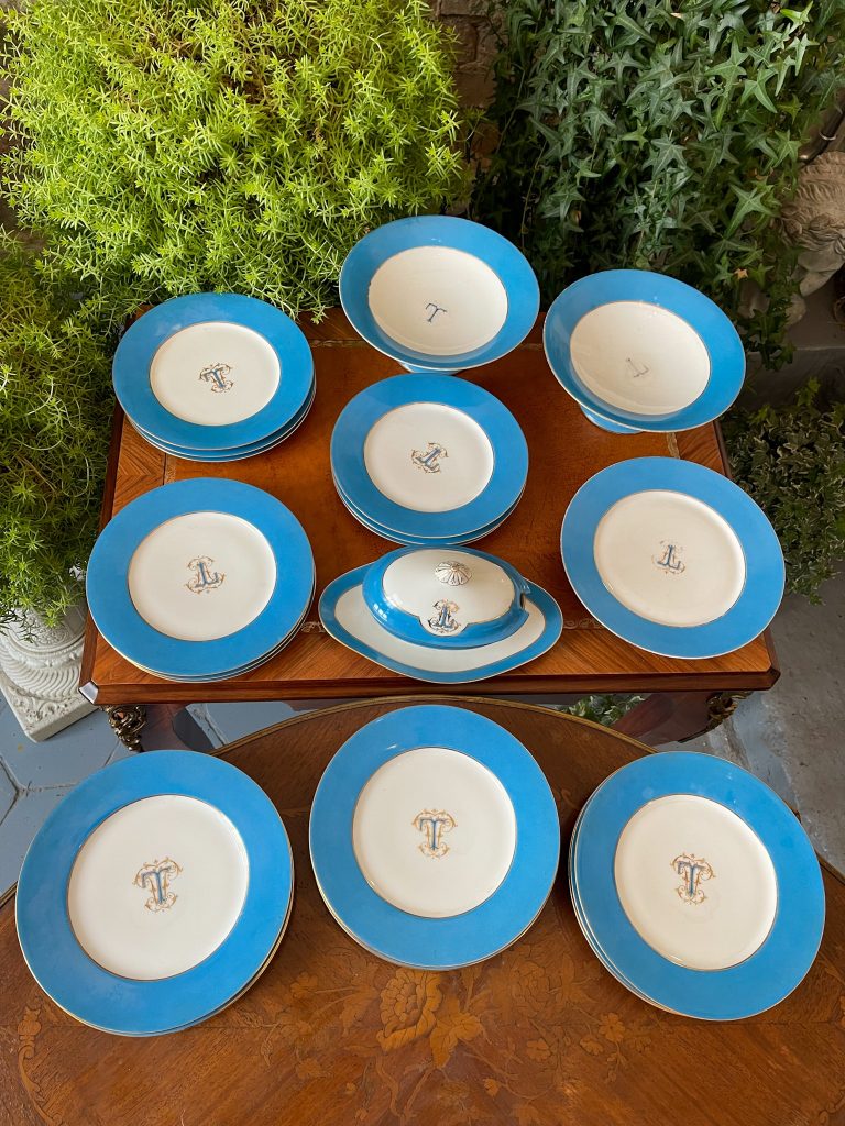Antik fransk porcelænsæt med blå kant og monogram — V. Etienne