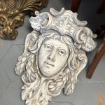 Maskaron med kvindeansigt – Beaux-Arts / Nybarok, Frankrig, ca. 1880-1910. Betonhoved.