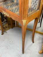 Stikla Vitrīna uz Augstām Kājām ar Bronzas Aplikācijām — Luija XV stils, Parīze, ap 1880.–1910. (Wooden vitrine on high legs with bronze hardware) (5784) - Image 10