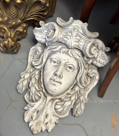 Maskaron med kvindeansigt – Beaux-Arts / Nybarok, Frankrig, ca. 1880-1910. Betonhoved.